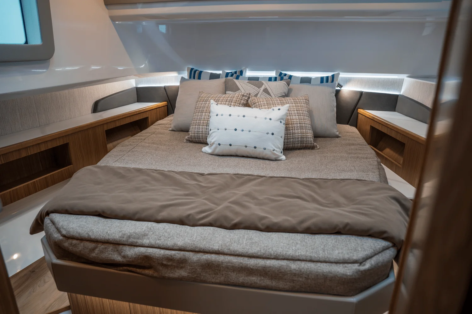 2026 Cruisers Yachts 50GLS OB Image Thumbnail #41