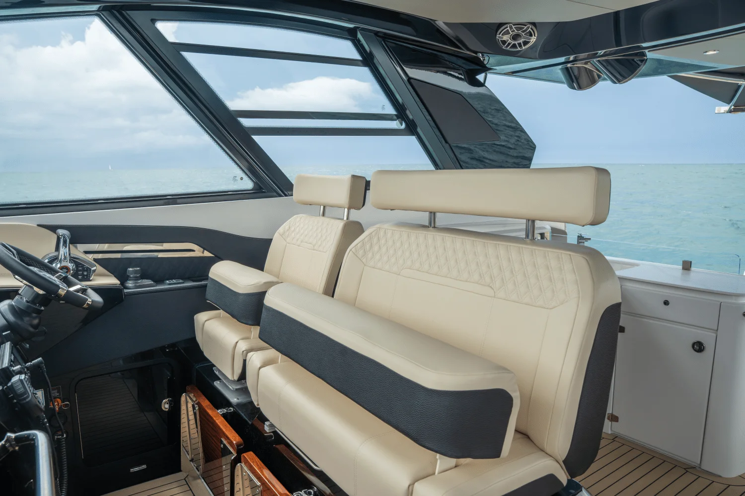 2026 Cruisers Yachts 50GLS OB Image Thumbnail #49