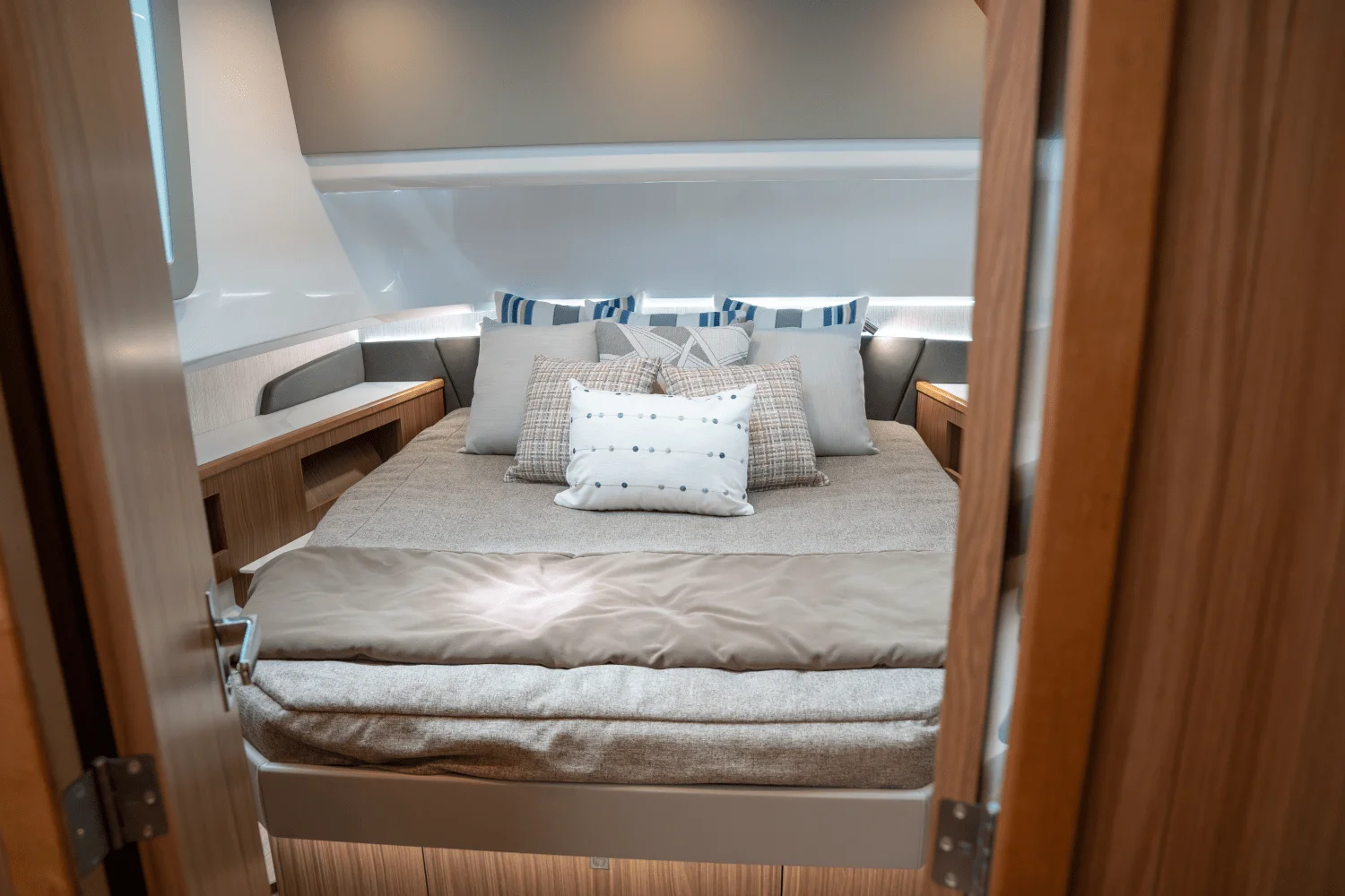 2026 Cruisers Yachts 50GLS OB Image Thumbnail #13