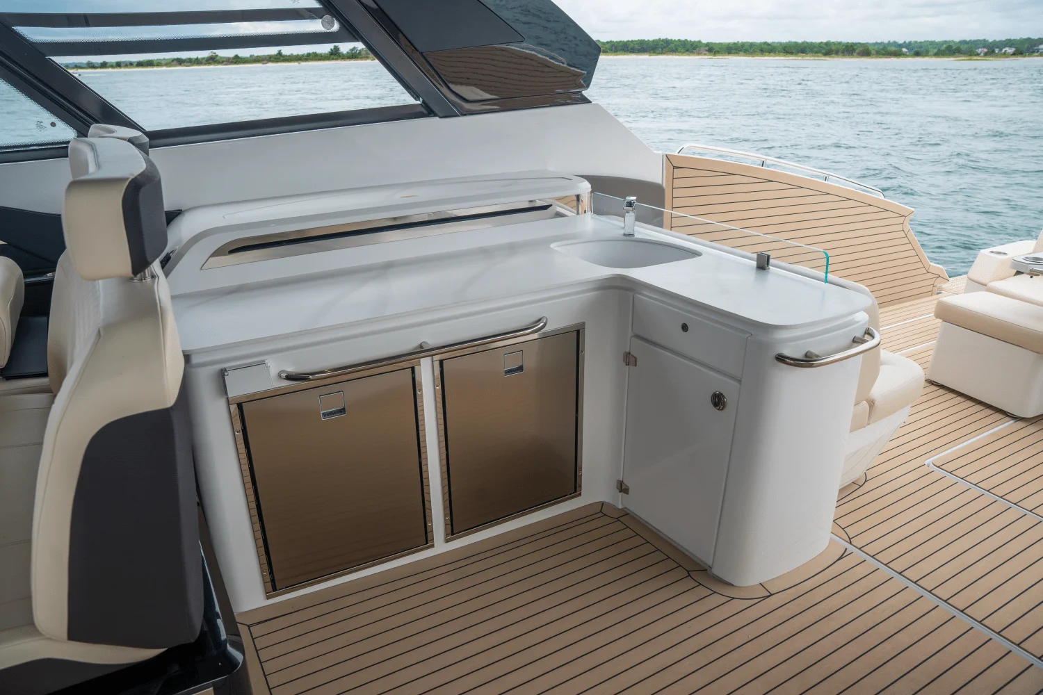 2026 Cruisers Yachts 50 GLS Outboard Image Thumbnail #27