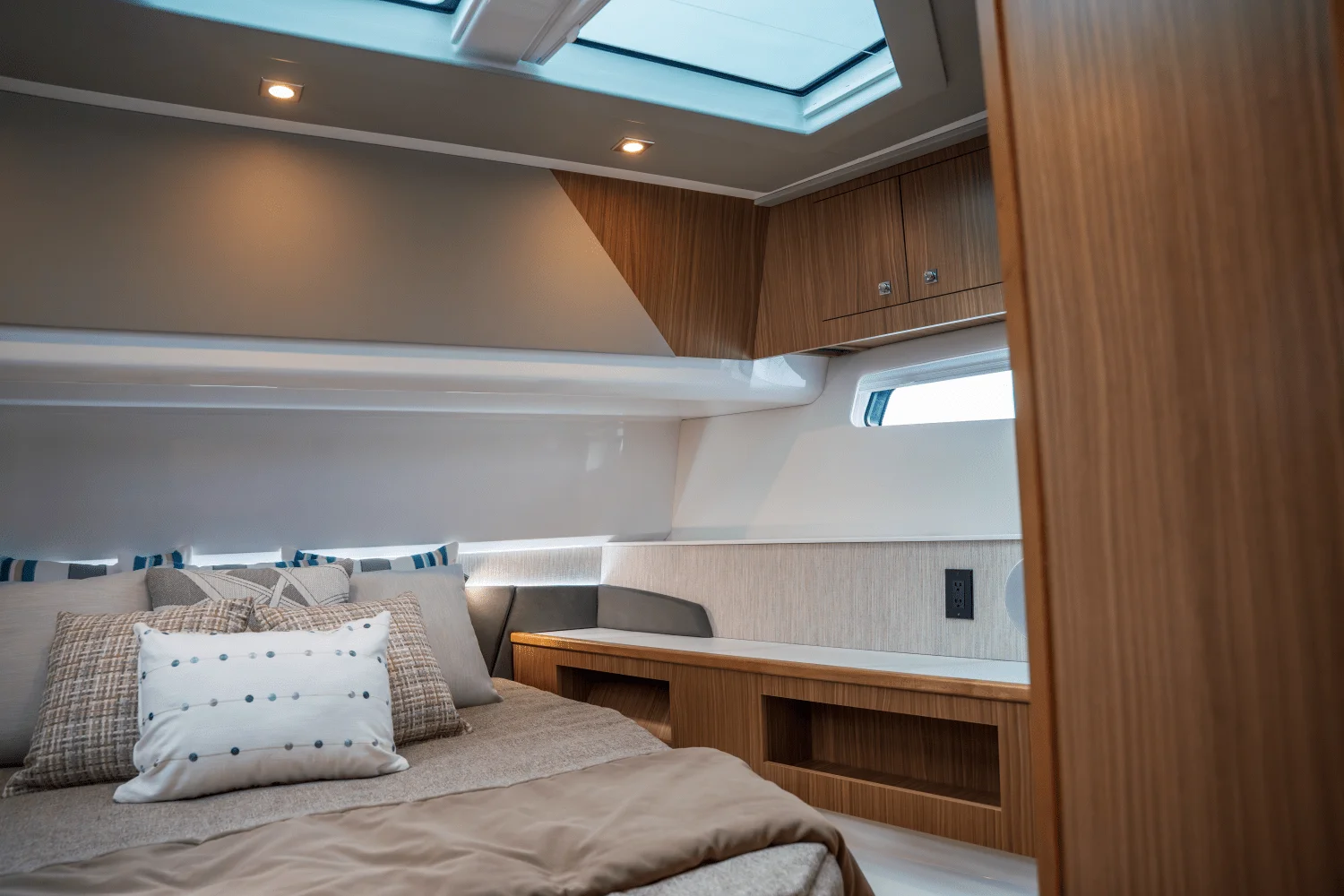 2026 Cruisers Yachts 50GLS OB Image Thumbnail #38