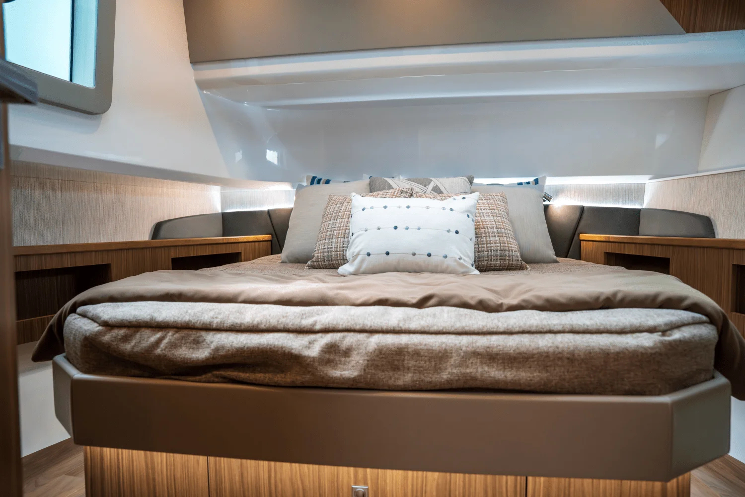 2026 Cruisers Yachts 50GLS OB Image Thumbnail #39