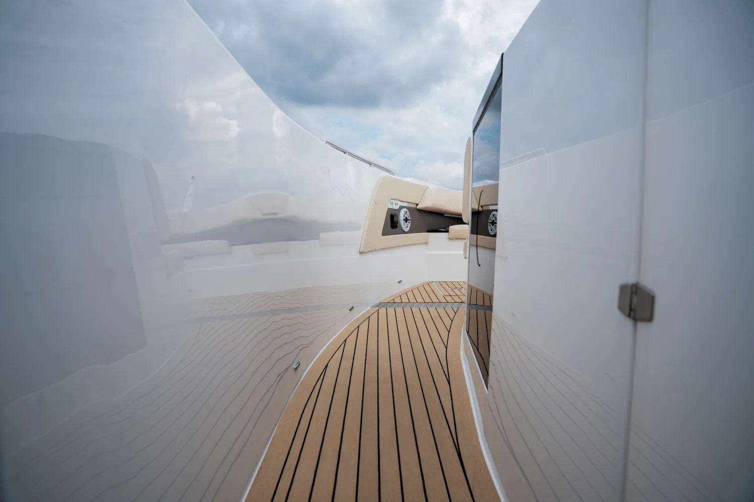 2026 Cruisers Yachts 50 GLS Outboard Image Thumbnail #53