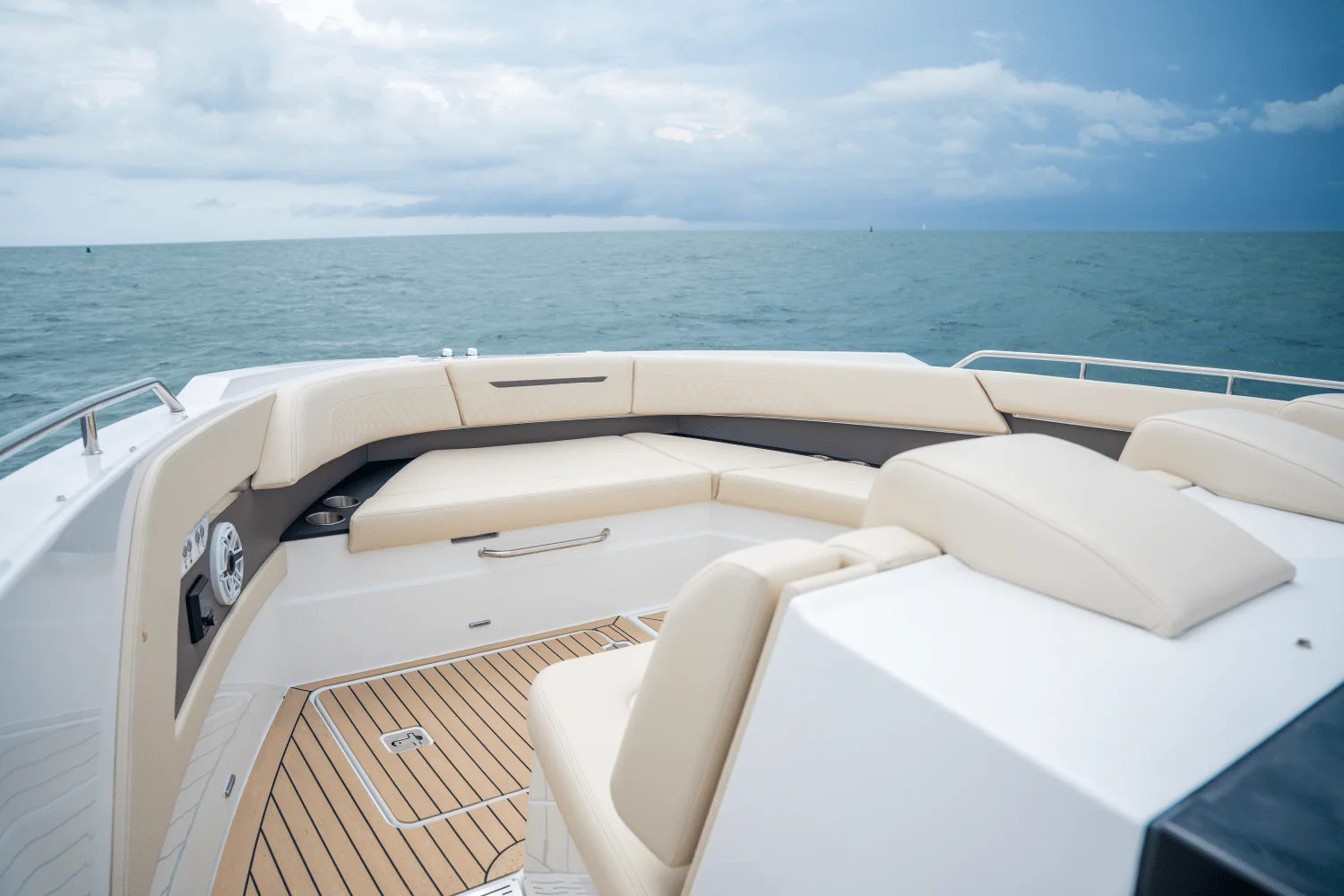 2026 Cruisers Yachts 50 GLS Outboard Image Thumbnail #56