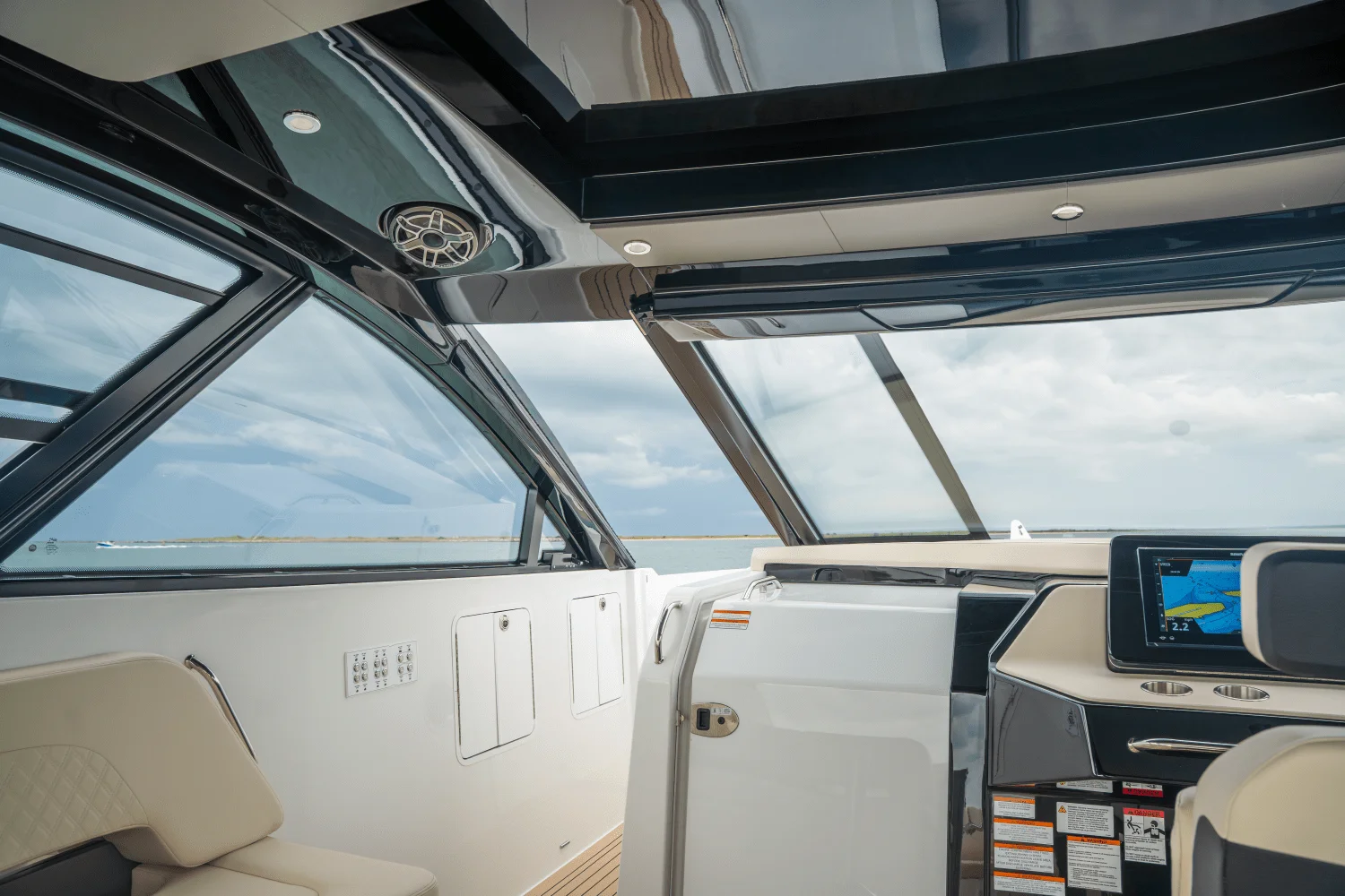 2026 Cruisers Yachts 50GLS OB Image Thumbnail #32