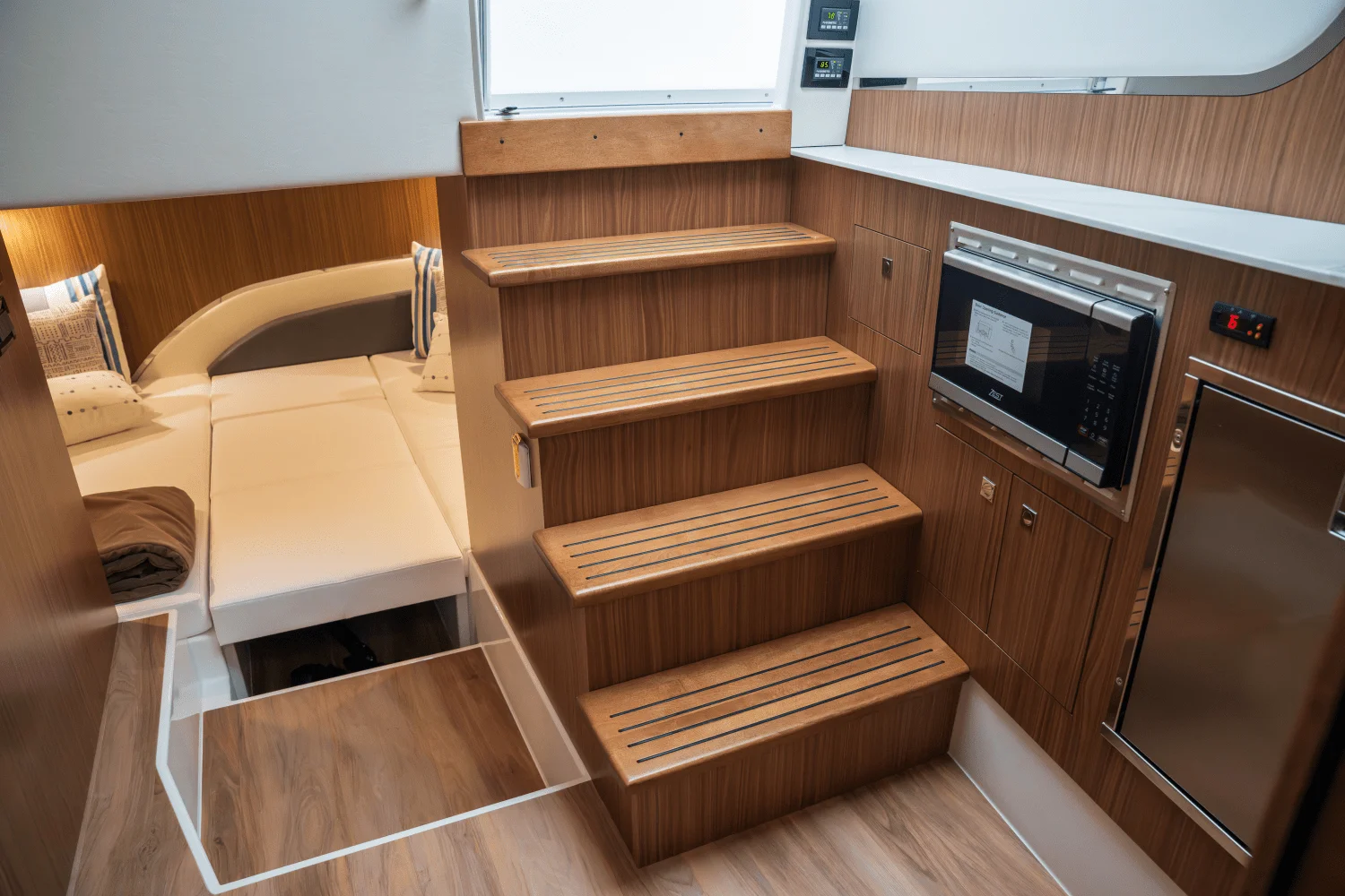 2026 Cruisers Yachts 50 GLS Outboard Image Thumbnail #33