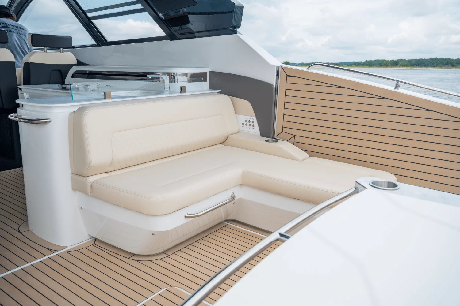 2026 Cruisers Yachts 50GLS OB Image Thumbnail #24