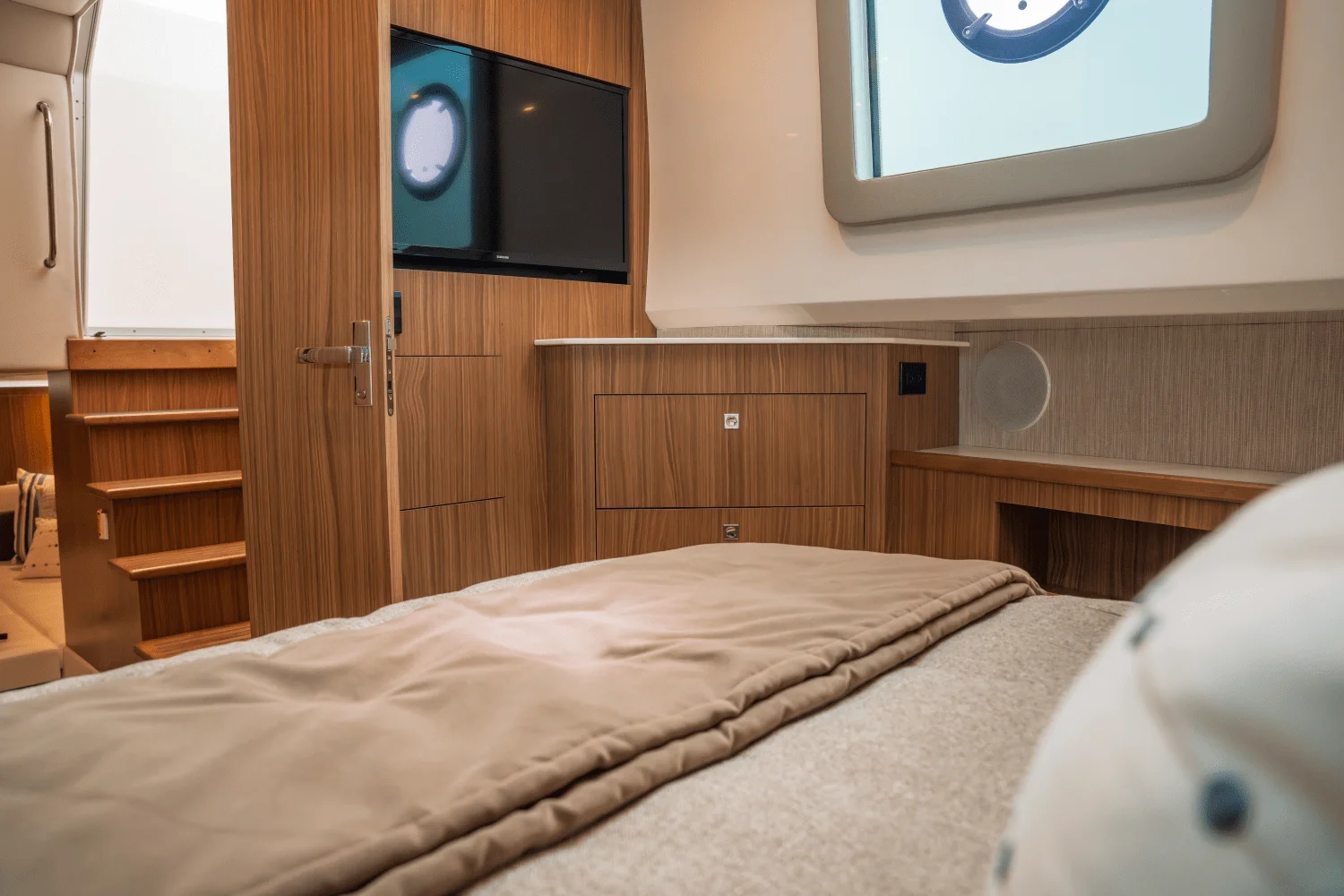 2026 Cruisers Yachts 50 GLS Outboard Image Thumbnail #37