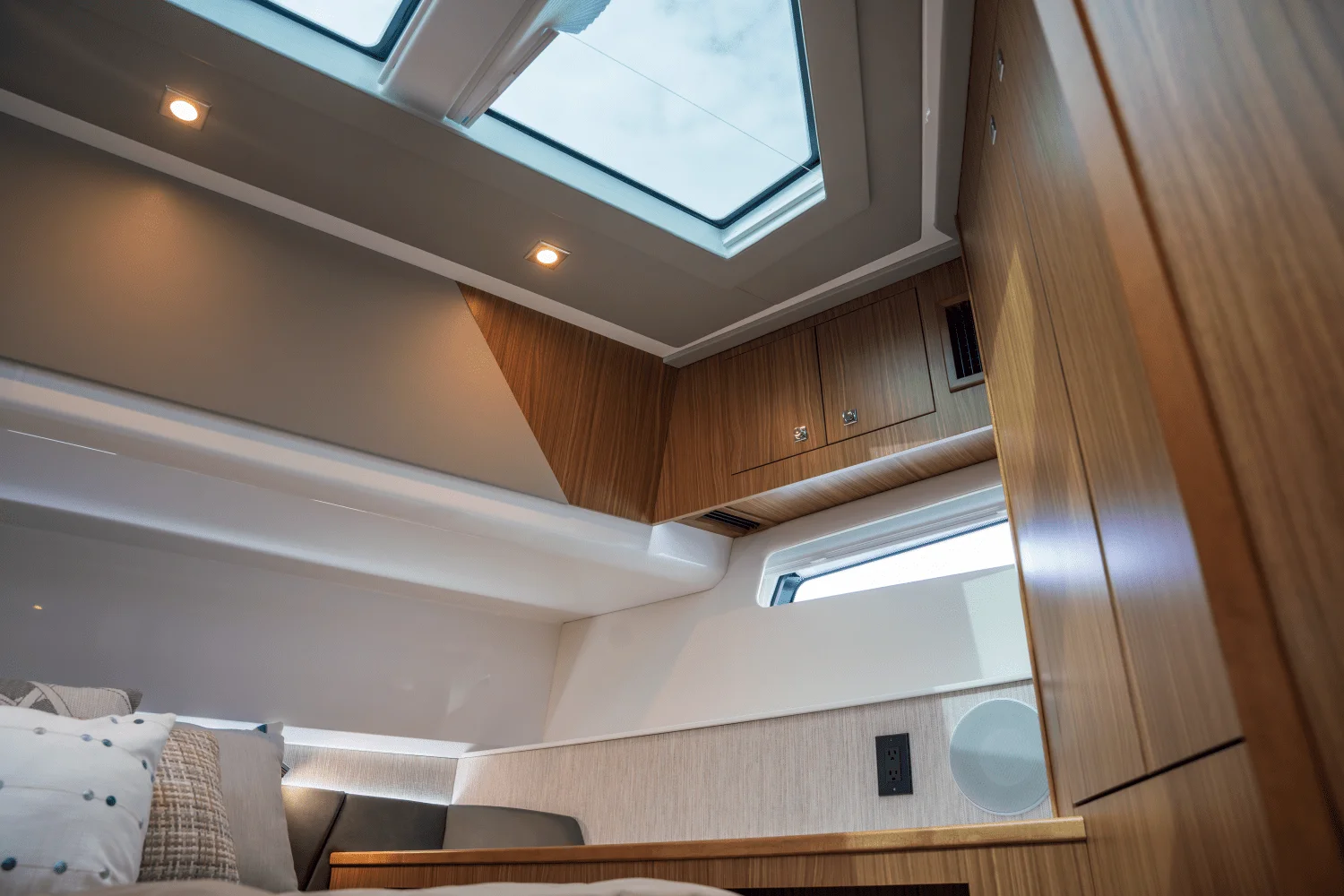 2026 Cruisers Yachts 50GLS OB Image Thumbnail #42