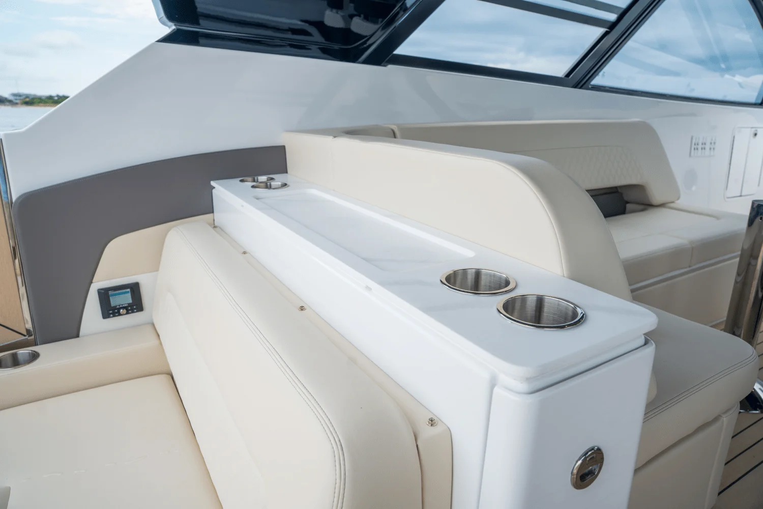 2026 Cruisers Yachts 50 GLS Outboard Image Thumbnail #30