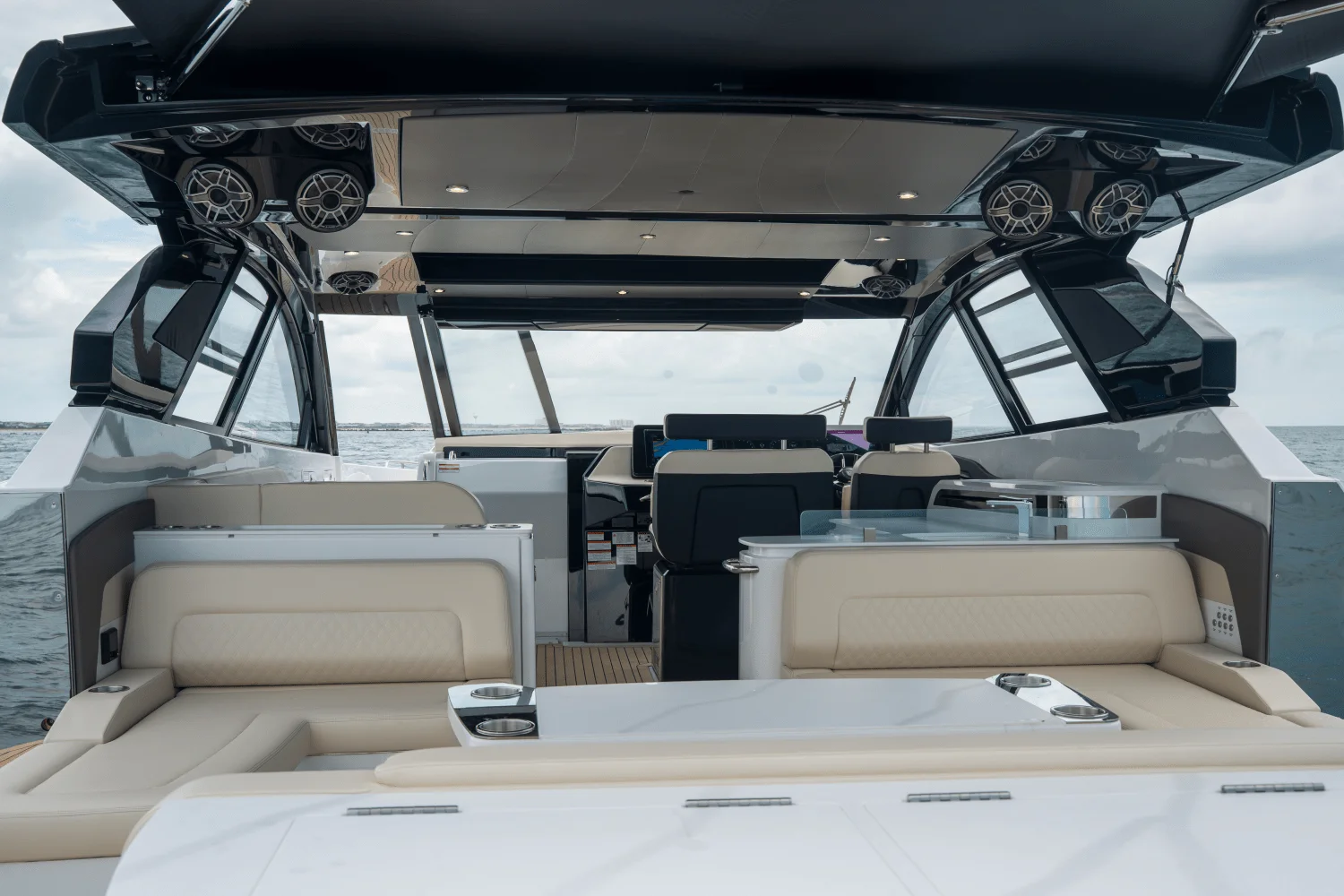 2026 Cruisers Yachts 50GLS OB Image Thumbnail #20