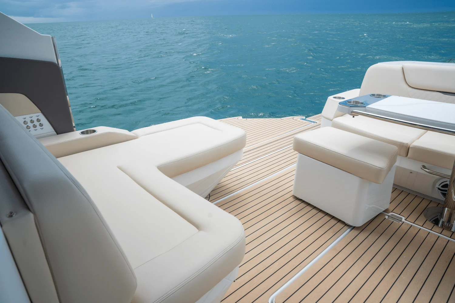 2026 Cruisers Yachts 50 GLS Outboard Image Thumbnail #23