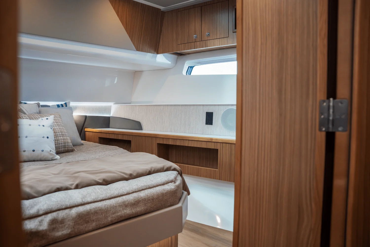 2026 Cruisers Yachts 50 GLS Outboard Image Thumbnail #36