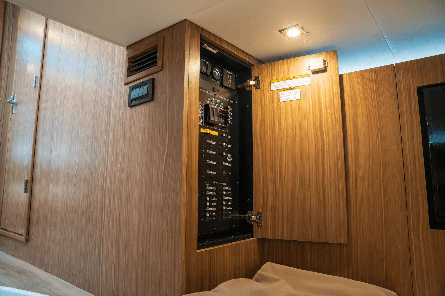 2026 Cruisers Yachts 50 GLS Outboard Image Thumbnail #35