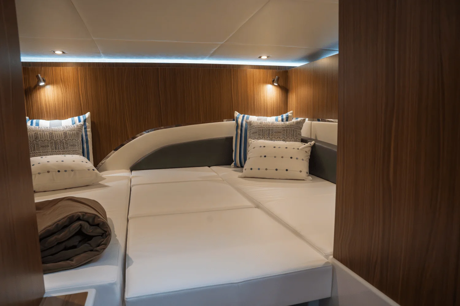 2026 Cruisers Yachts 50 GLS Outboard Image Thumbnail #43