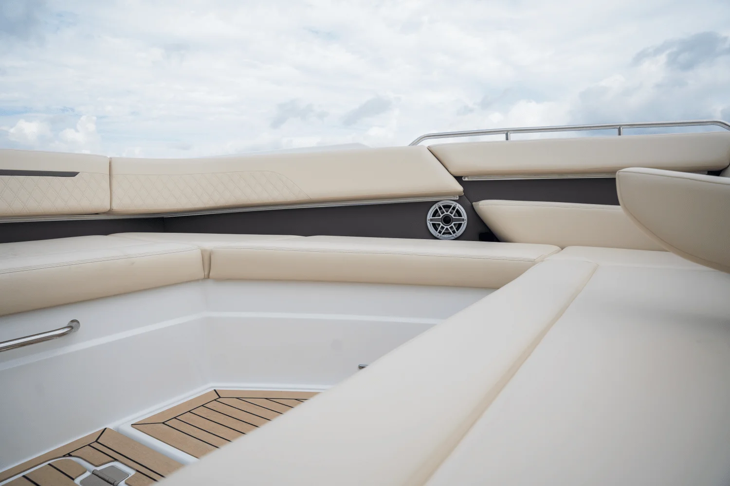 2026 Cruisers Yachts 50 GLS Outboard Image Thumbnail #57