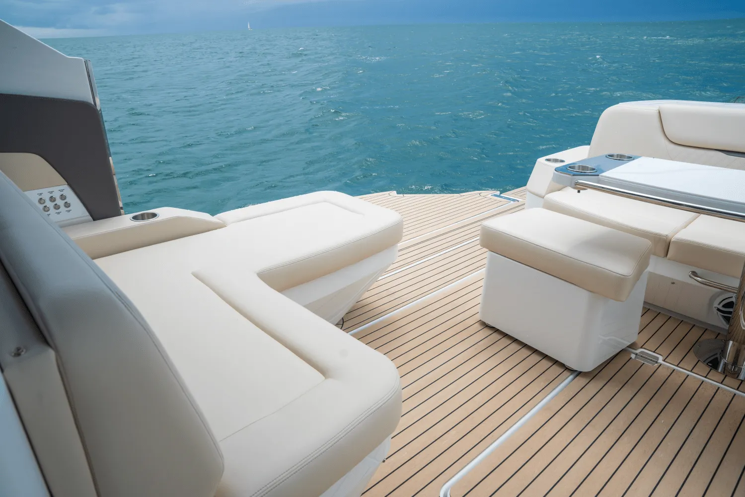 2026 Cruisers Yachts 50GLS OB Image Thumbnail #23