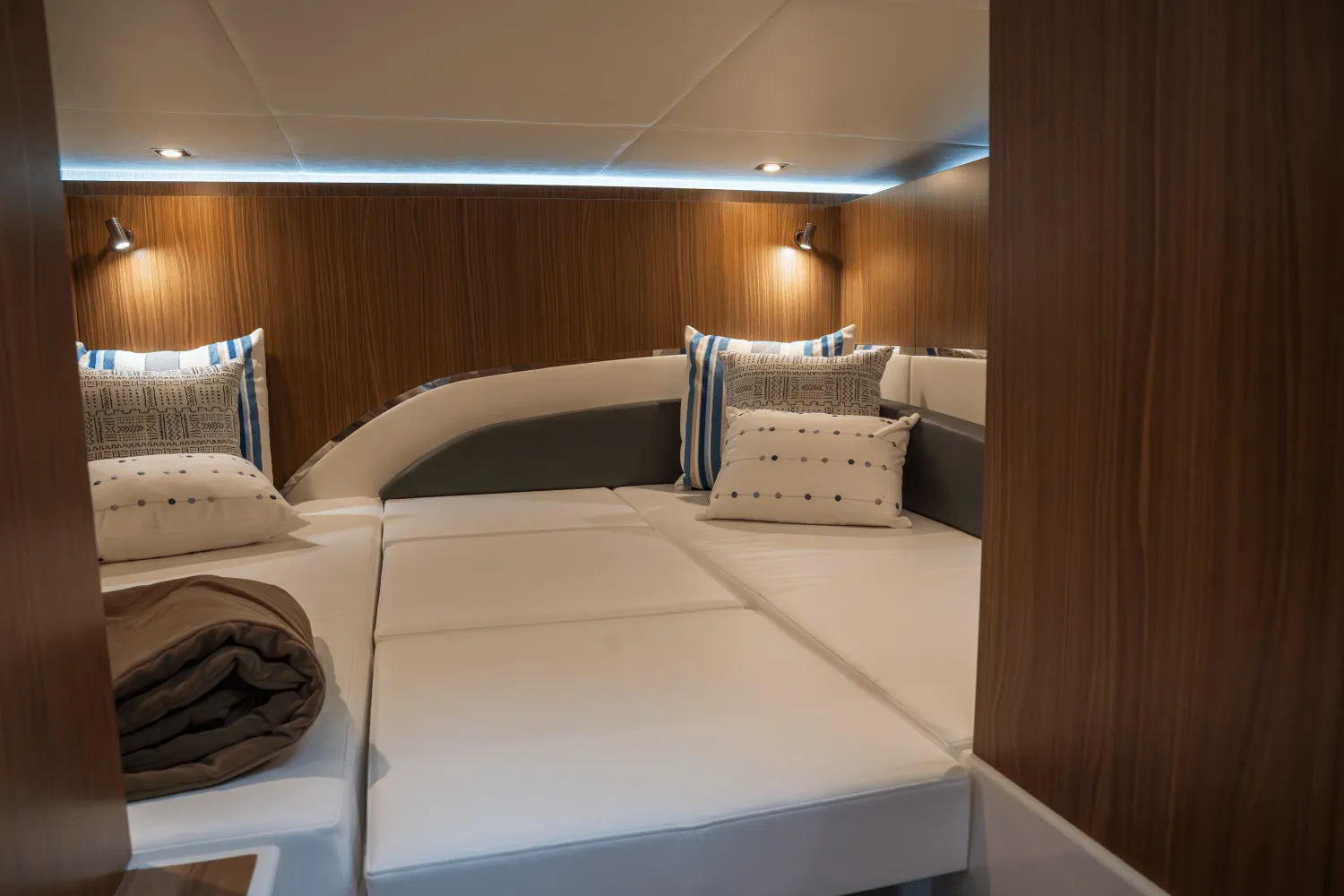 2026 Cruisers Yachts 50GLS OB Image Thumbnail #43