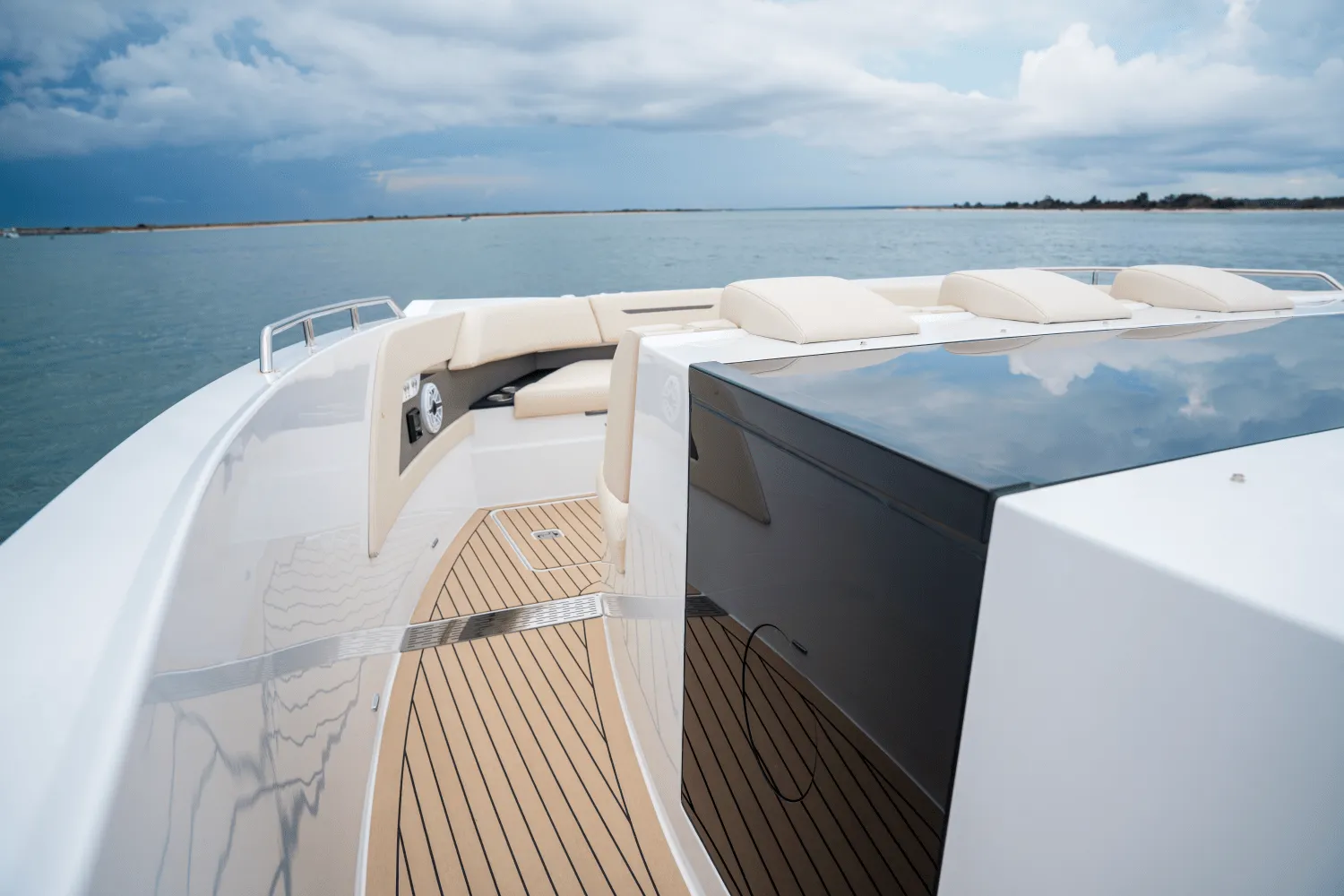 2026 Cruisers Yachts 50GLS OB Image Thumbnail #52