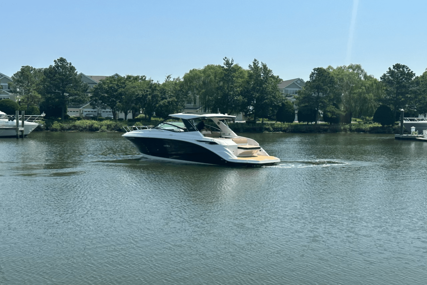 2023 Sea Ray 320 DA Image Thumbnail #4