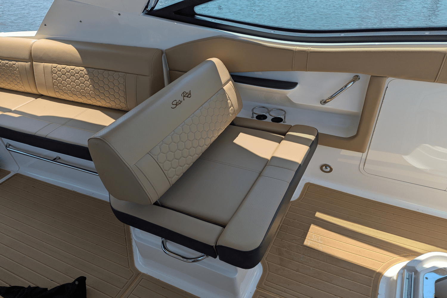 2023 Sea Ray 320 DA Image Thumbnail #29