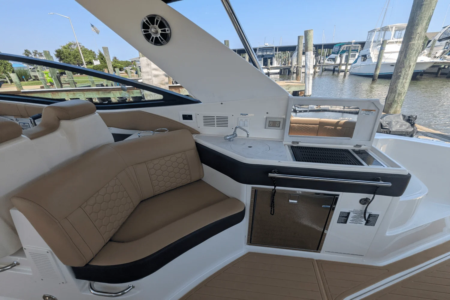 2023 Sea Ray 320 DA Image Thumbnail #37