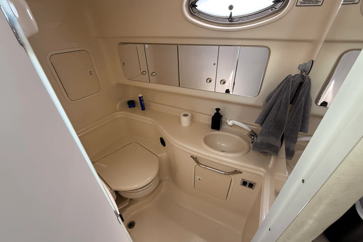 2004 Sea Ray 320 SUNDANCER Image Thumbnail #16