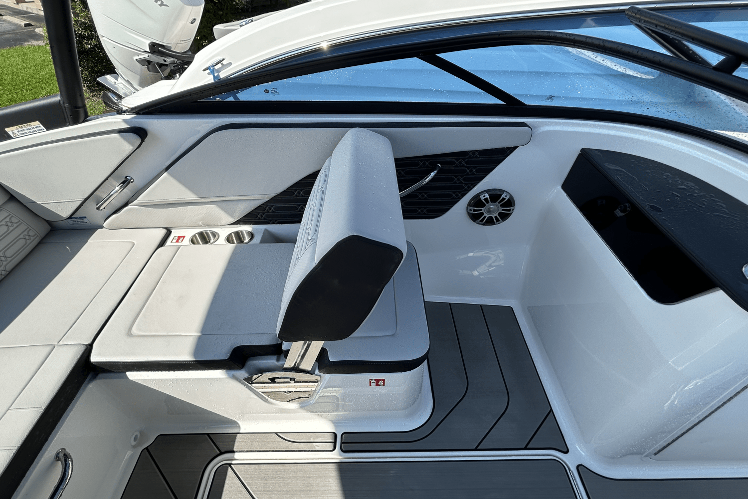 2025 Sea Ray SPX 190 Outboard Image Thumbnail #14