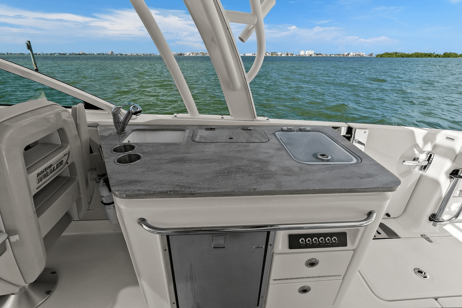 2020 Boston Whaler 320 VANTAGE Image Thumbnail #32