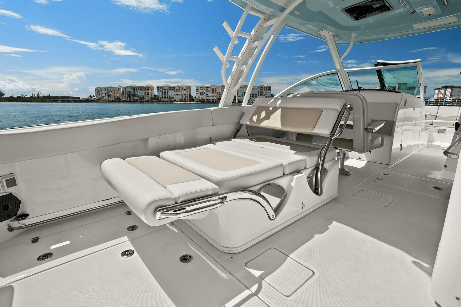 2020 Boston Whaler 320 VANTAGE Image Thumbnail #44