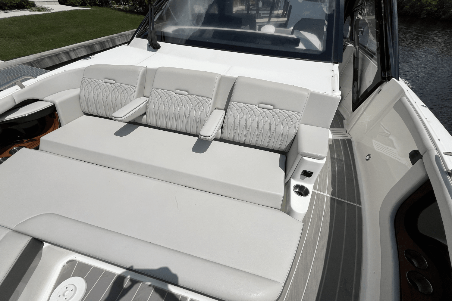 2024 Sea Ray 370 SUNDANCER OUTBOARD Image Thumbnail #28