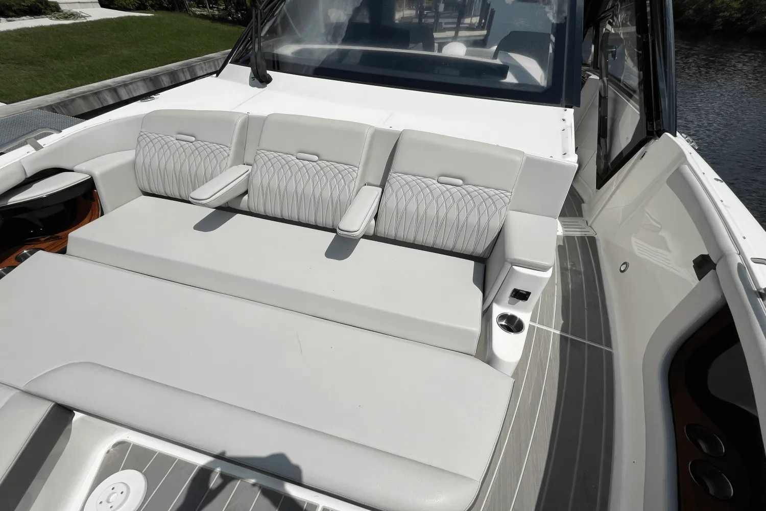 2024 Sea Ray 370 SUNDANCER OUTBOARD Image Thumbnail #28