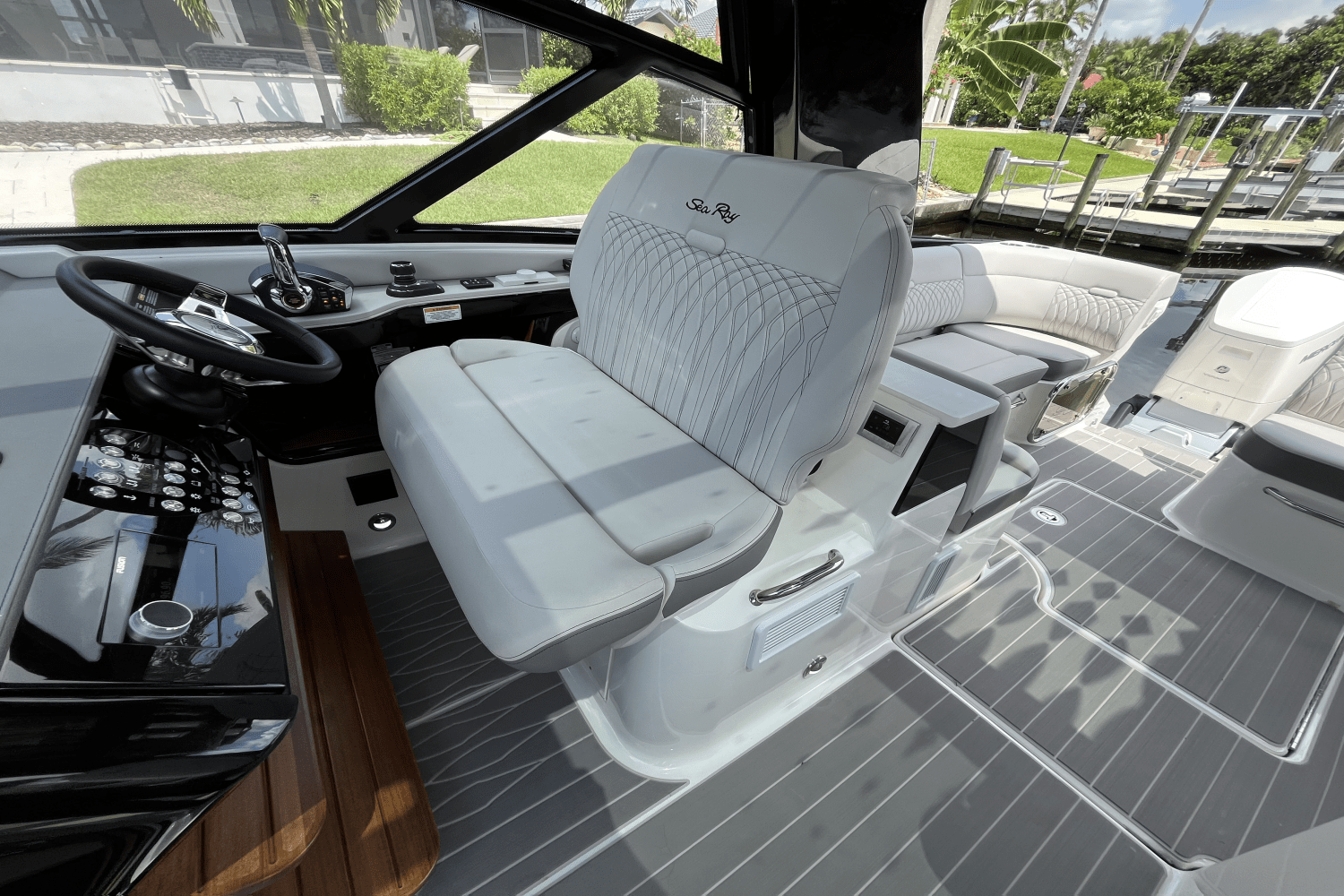 2024 Sea Ray 370 SUNDANCER OUTBOARD Image Thumbnail #19