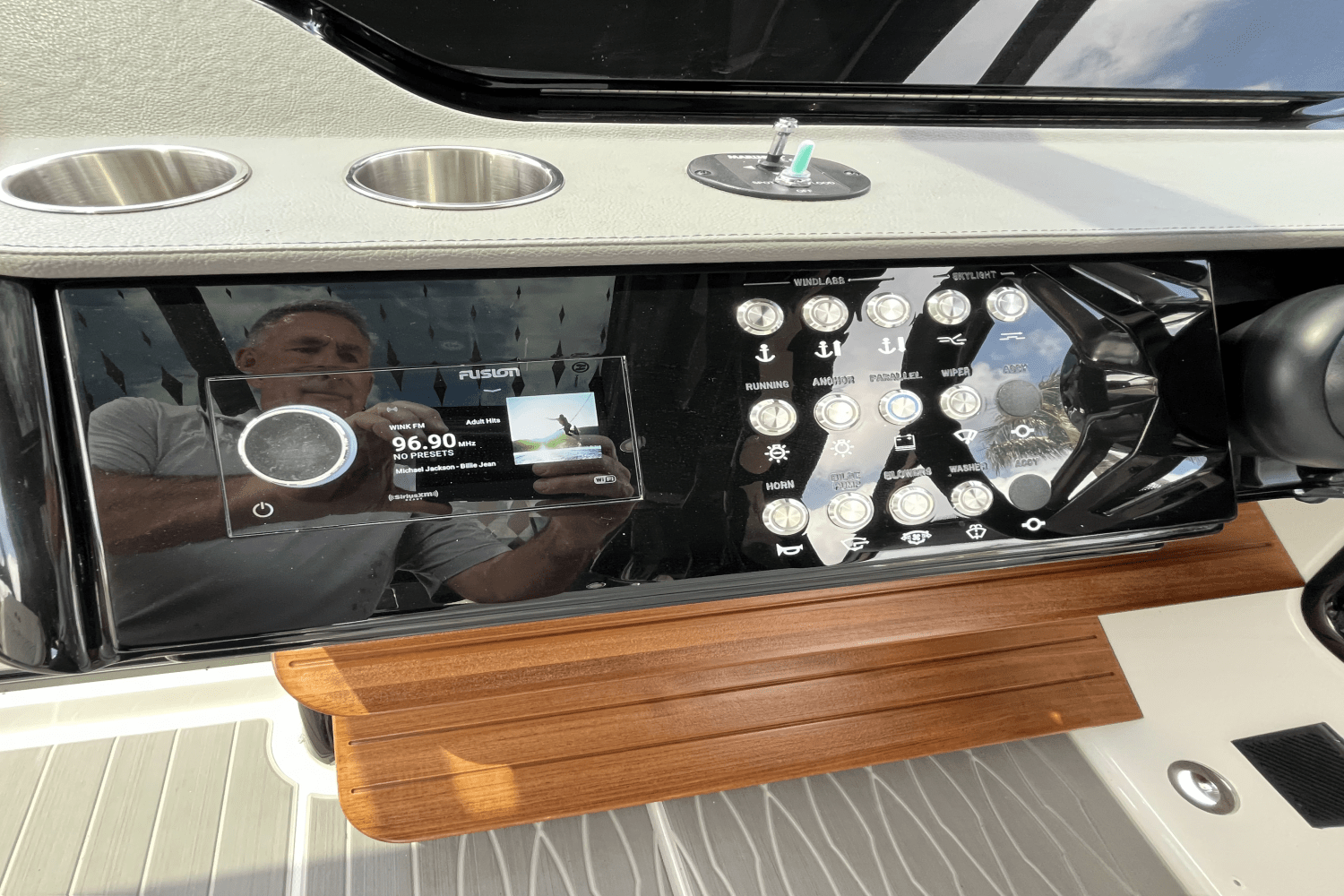 2024 Sea Ray 370 SUNDANCER OUTBOARD Image Thumbnail #32