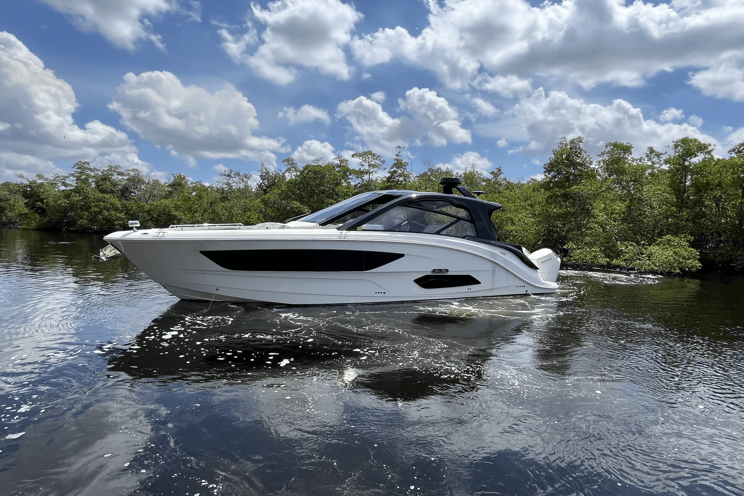 2024 Sea Ray 370 SUNDANCER OUTBOARD Image Thumbnail #5