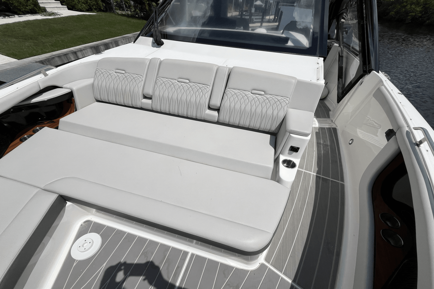 2024 Sea Ray 370 SUNDANCER OUTBOARD Image Thumbnail #27
