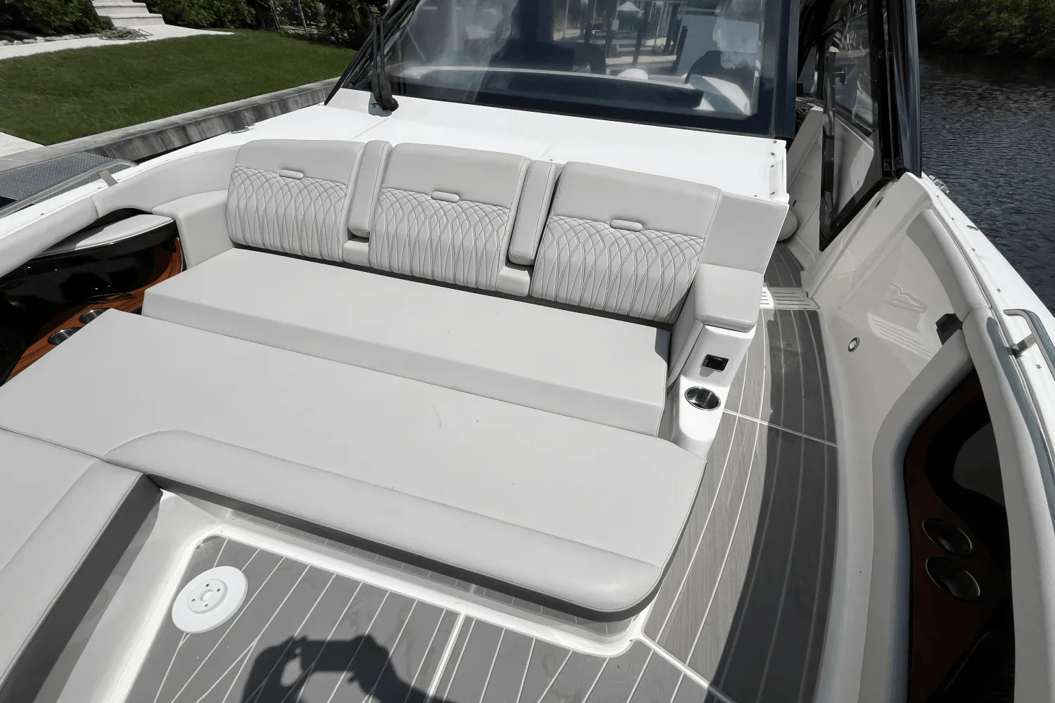 2024 Sea Ray 370 SUNDANCER OUTBOARD Image Thumbnail #27