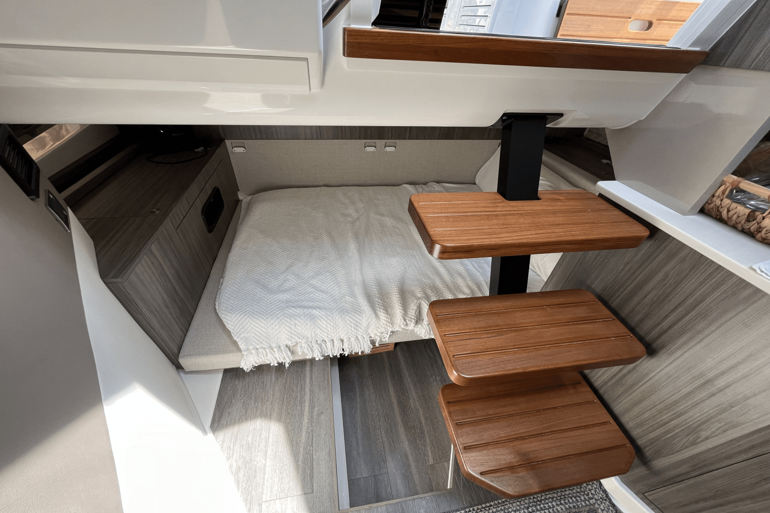2024 Sea Ray 370 SUNDANCER OUTBOARD Image Thumbnail #42