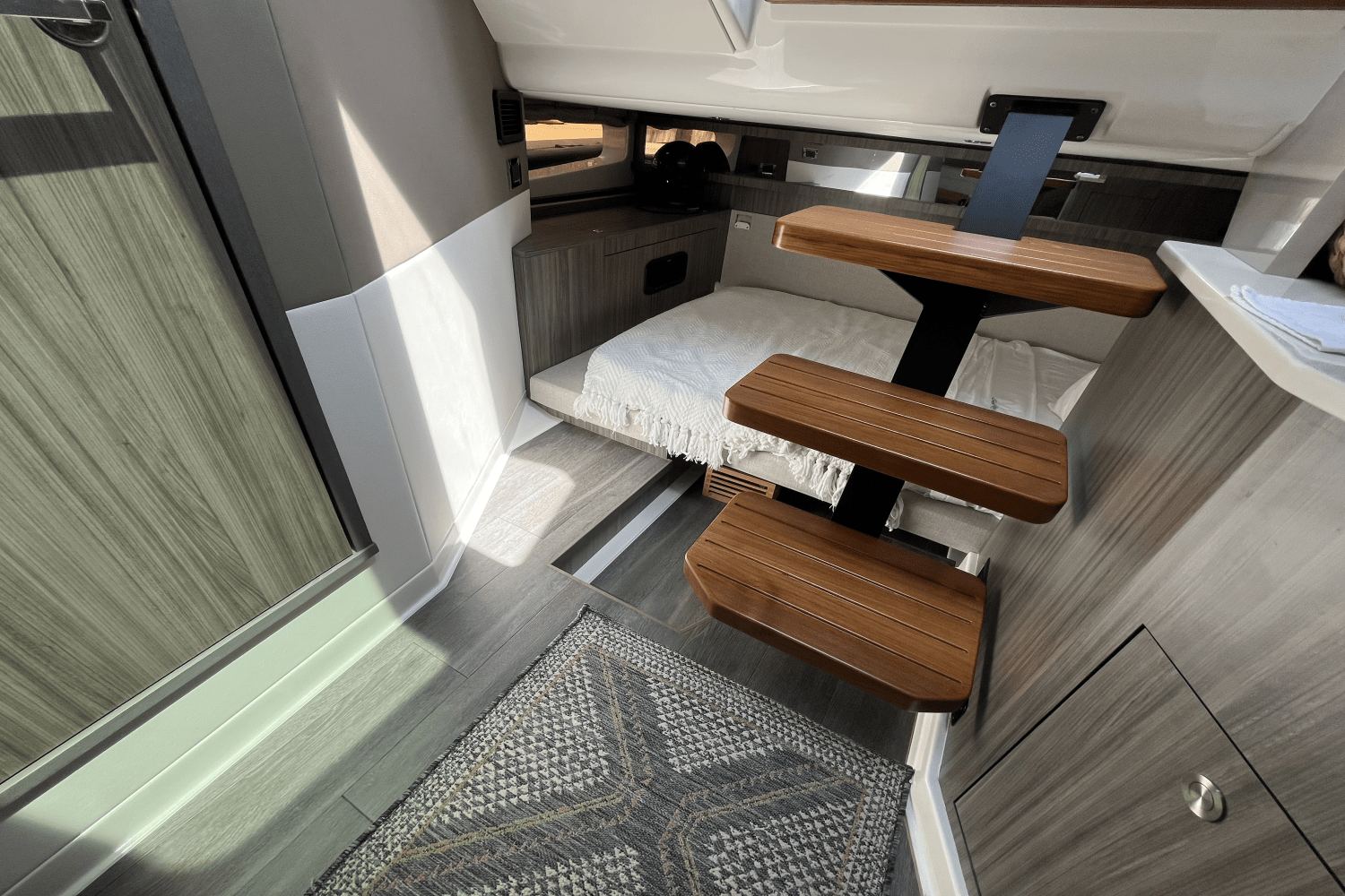 2024 Sea Ray 370 SUNDANCER OUTBOARD Image Thumbnail #41