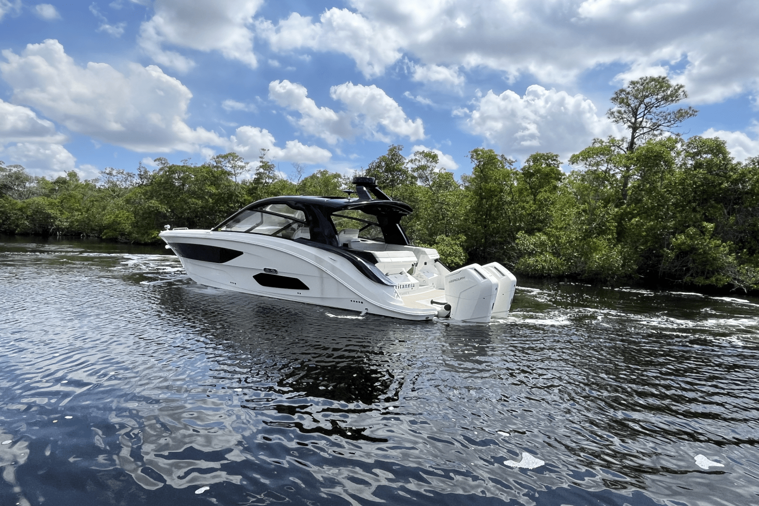 2024 Sea Ray 370 SUNDANCER OUTBOARD Image Thumbnail #6