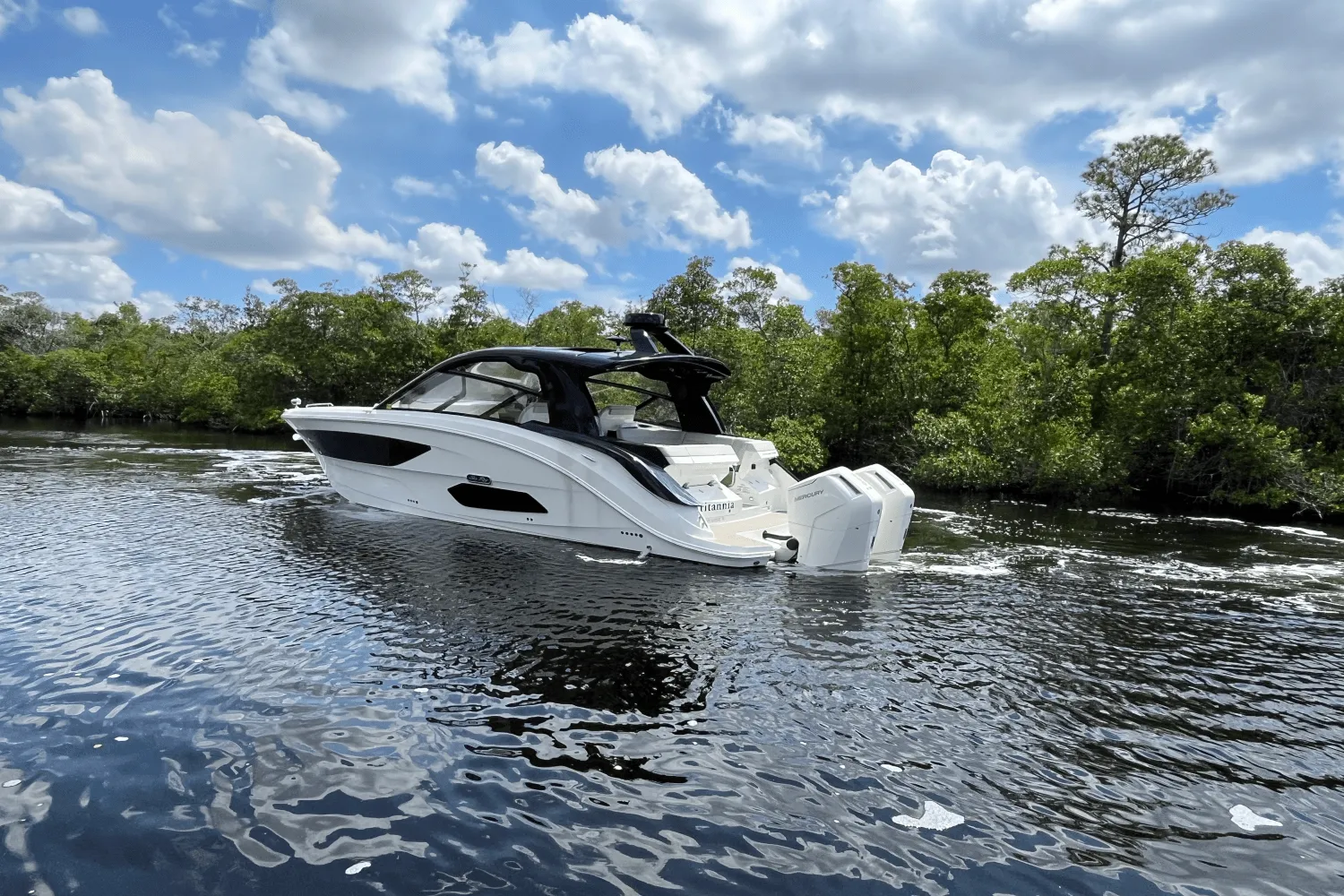 2024 Sea Ray 370 SUNDANCER OUTBOARD Image Thumbnail #6