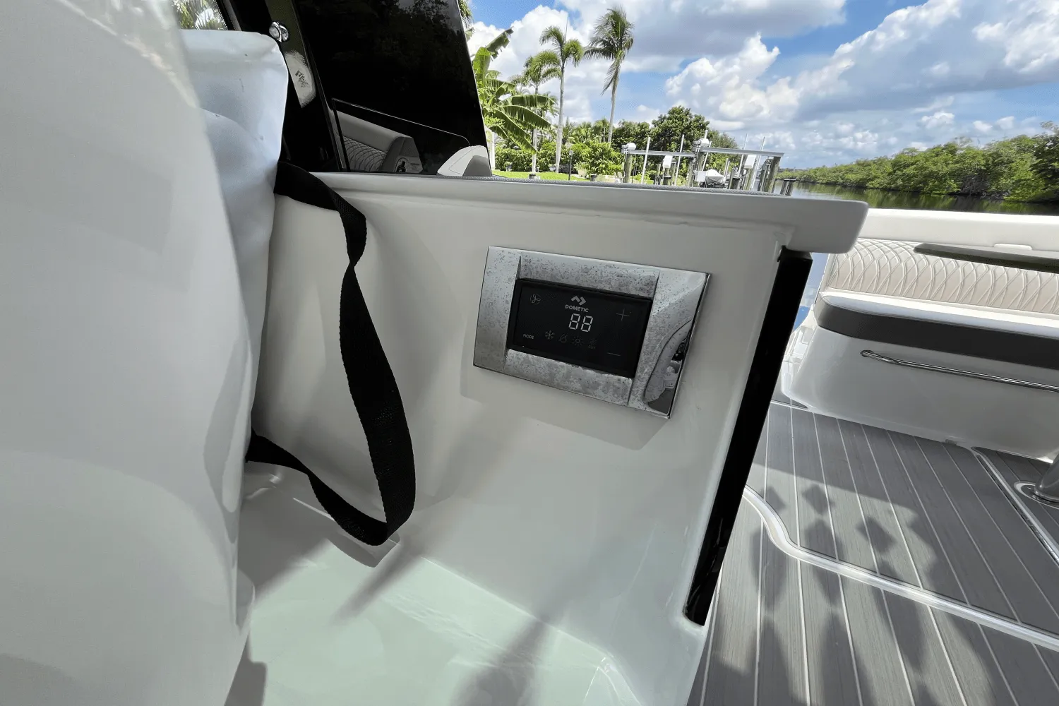 2024 Sea Ray 370 SUNDANCER OUTBOARD Image Thumbnail #23