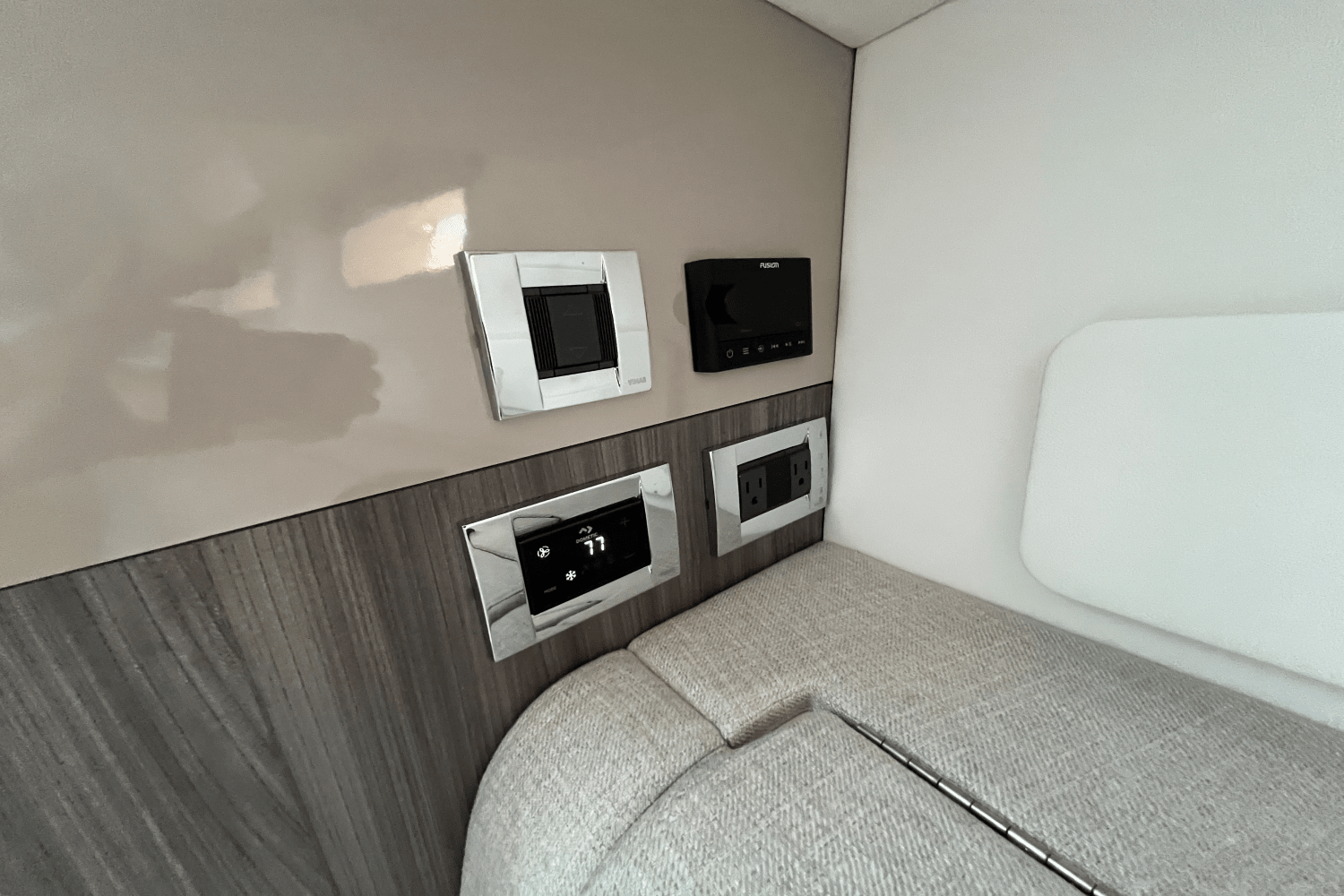 2024 Sea Ray 370 SUNDANCER OUTBOARD Image Thumbnail #44