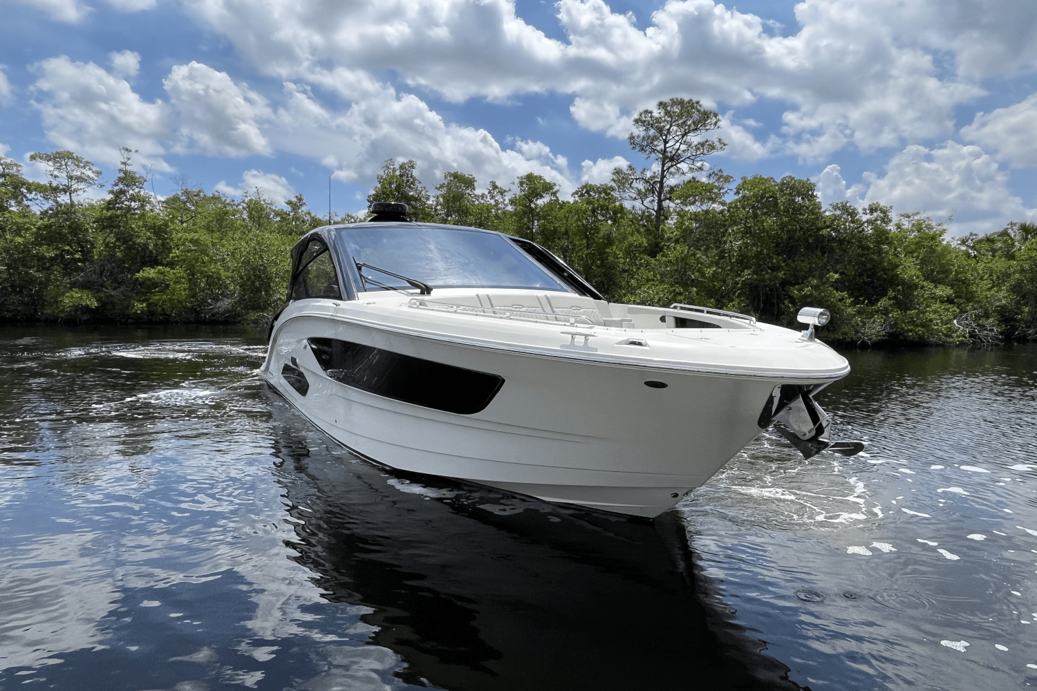 2024 Sea Ray 370 SUNDANCER OUTBOARD Image Thumbnail #1
