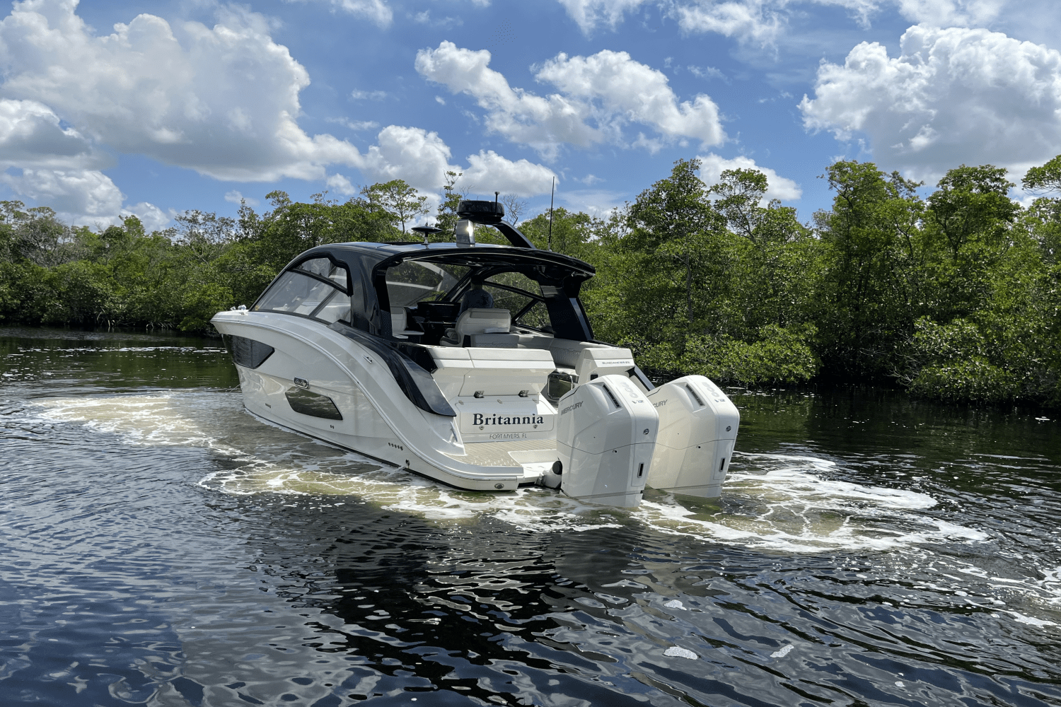 2024 Sea Ray 370 SUNDANCER OUTBOARD Image Thumbnail #7