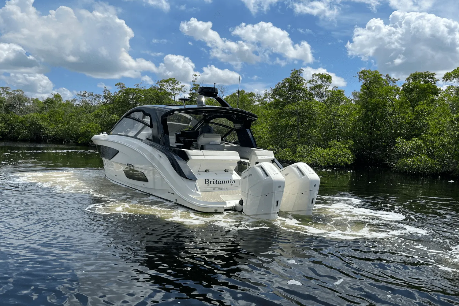 2024 Sea Ray 370 SUNDANCER OUTBOARD Image Thumbnail #7