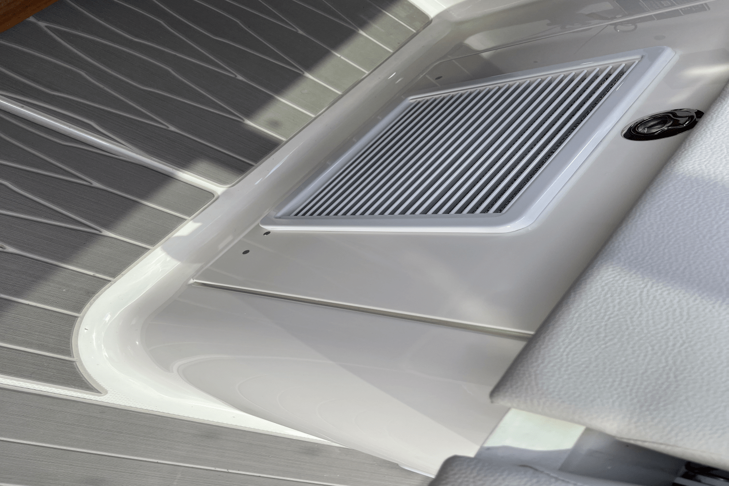 2024 Sea Ray 370 SUNDANCER OUTBOARD Image Thumbnail #24