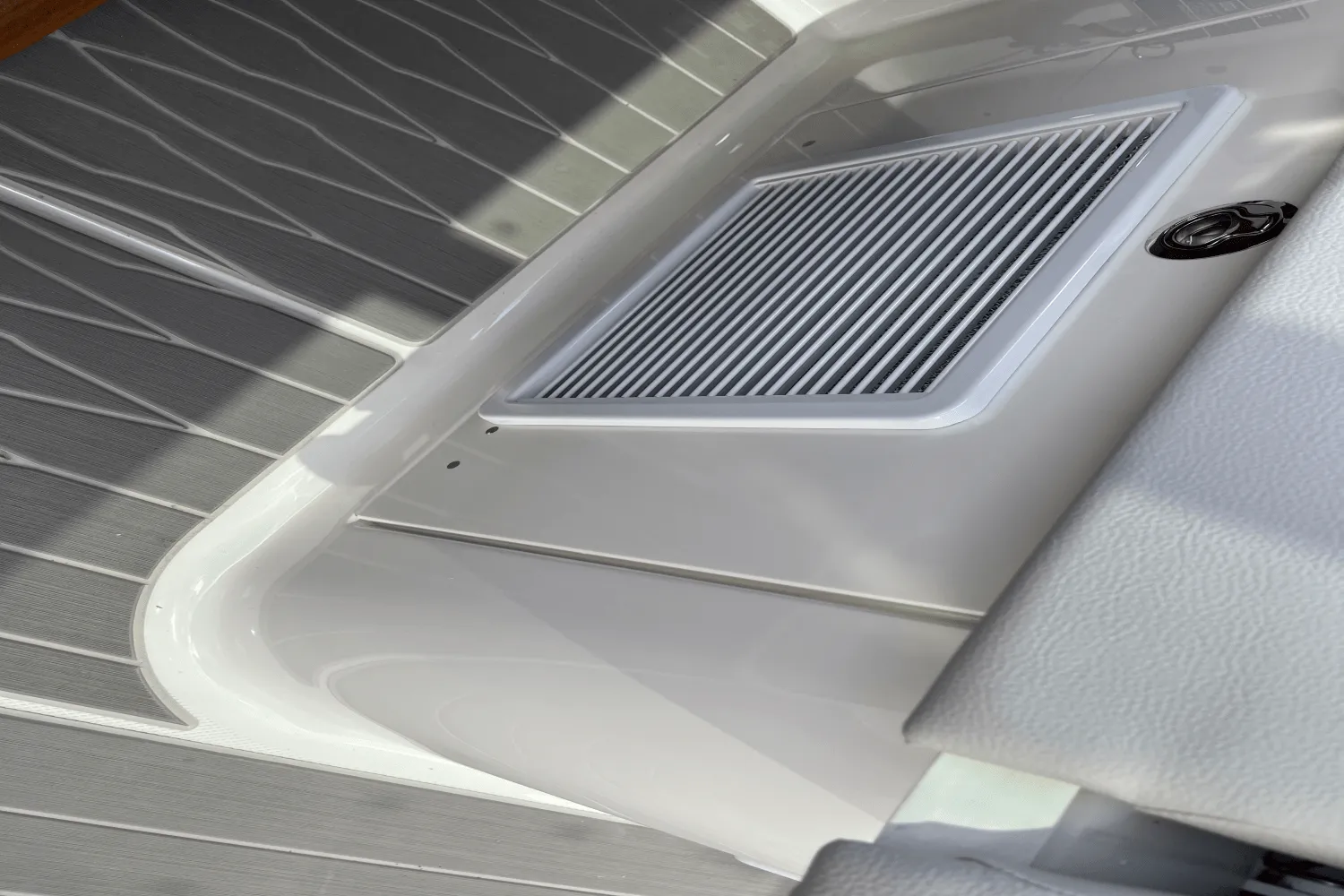 2024 Sea Ray 370 SUNDANCER OUTBOARD Image Thumbnail #24