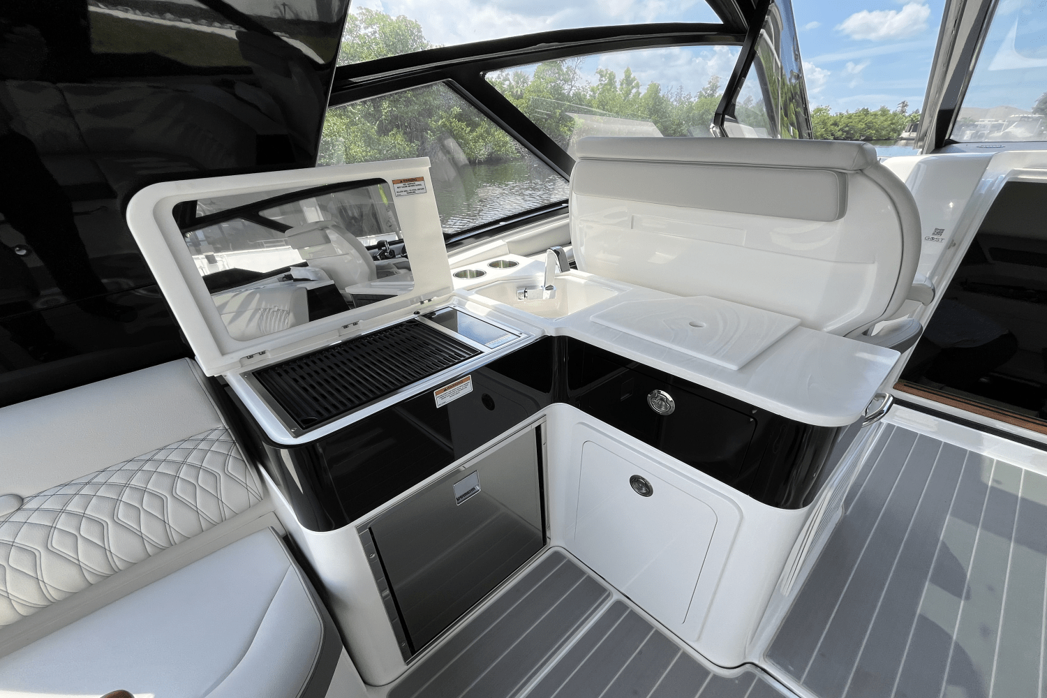 2024 Sea Ray 370 SUNDANCER OUTBOARD Image Thumbnail #16
