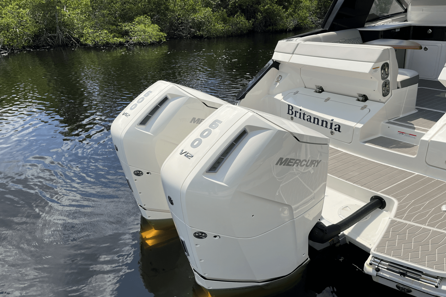 2024 Sea Ray 370 SUNDANCER OUTBOARD Image Thumbnail #11